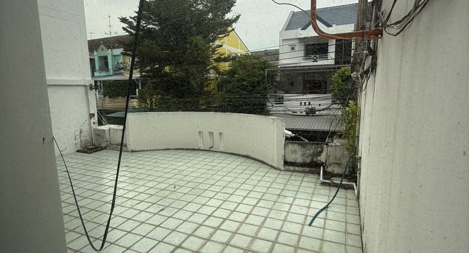 Casa adosada en venta de 4 habitaciones en Wang Thonglang, Bangkok