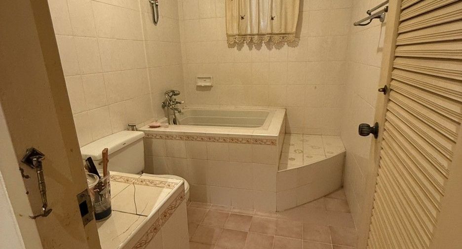 Casa adosada en venta de 4 habitaciones en Wang Thonglang, Bangkok