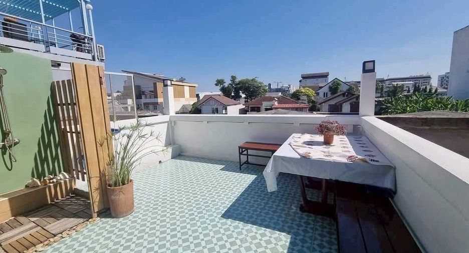 For rent 3 ベッドルーム townhouse in Huai Khwang, Bangkok