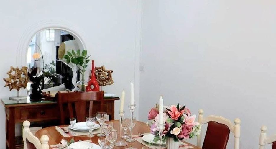 For rent 3 ベッドルーム townhouse in Huai Khwang, Bangkok