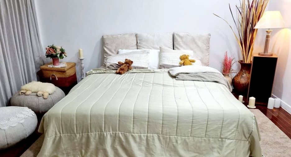 For rent 3 ベッドルーム townhouse in Huai Khwang, Bangkok