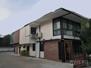 For rent retail Space in Watthana, Bangkok