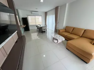 Casa en alquiler de 3 habitaciones en Prawet, Bangkok