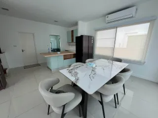 Casa en alquiler de 3 habitaciones en Prawet, Bangkok