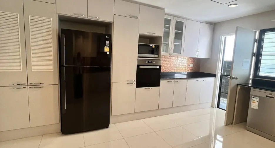 For rent 4 ベッドルーム condo in Watthana, Bangkok