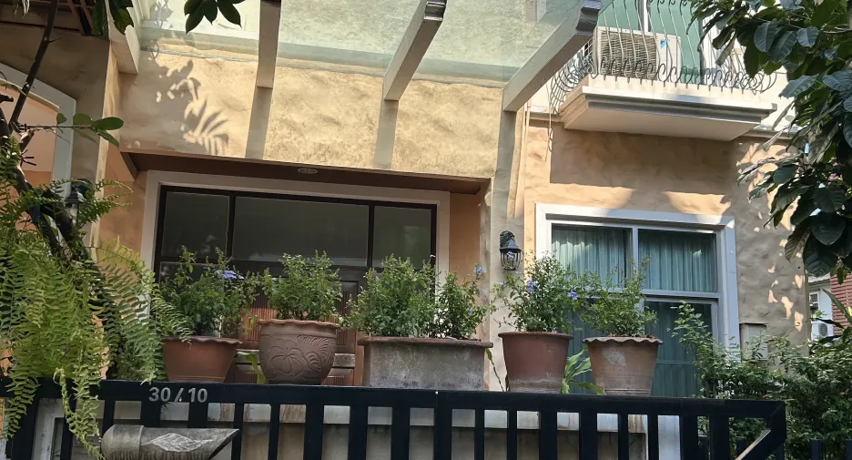 For rent 3 bedrooms townhouse in Khlong Toei, Bangkok