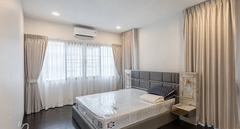 À louer 4 chambres maison à Bang Khen, Bangkok