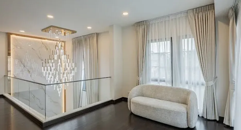 À louer 4 chambres maison à Bang Khen, Bangkok