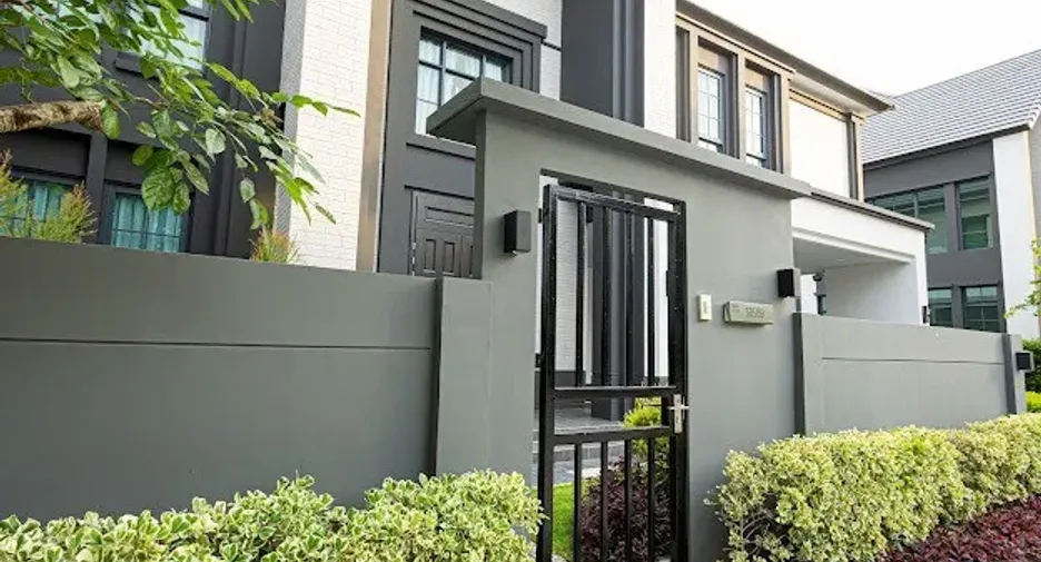 À louer 4 chambres maison à Bang Khen, Bangkok