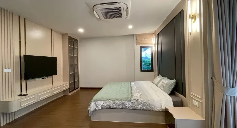 À louer 4 chambres maison à Bang Khen, Bangkok