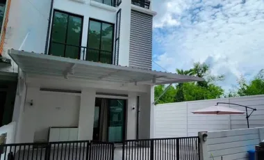 Reihenhaus zur Miete mit 3 Zimmer in Suan Luang, Bangkok