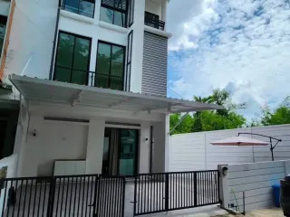 出租 3 卧室 联排别墅 在 Suan Luang, 曼谷