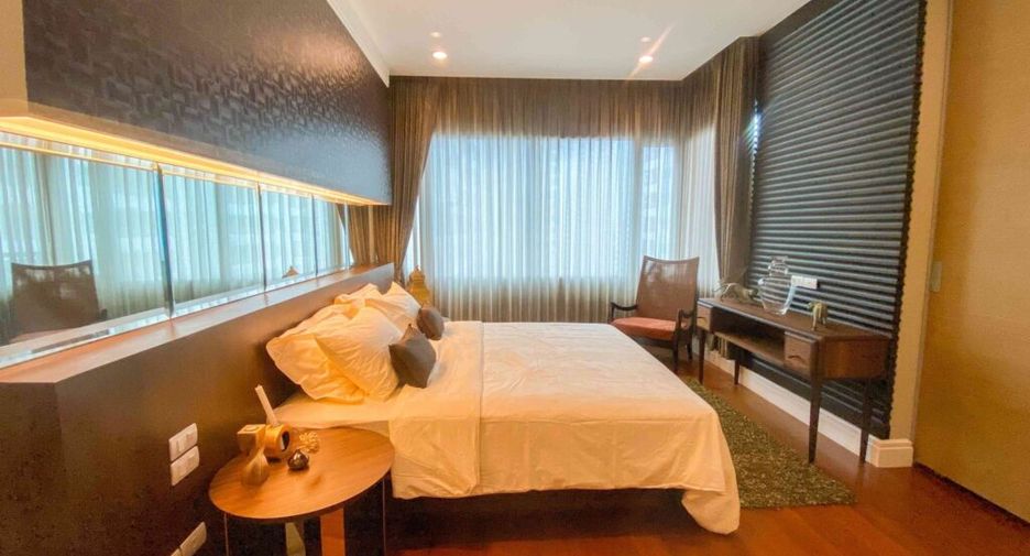 For rent 3 bedrooms condo in Khlong Toei, Bangkok