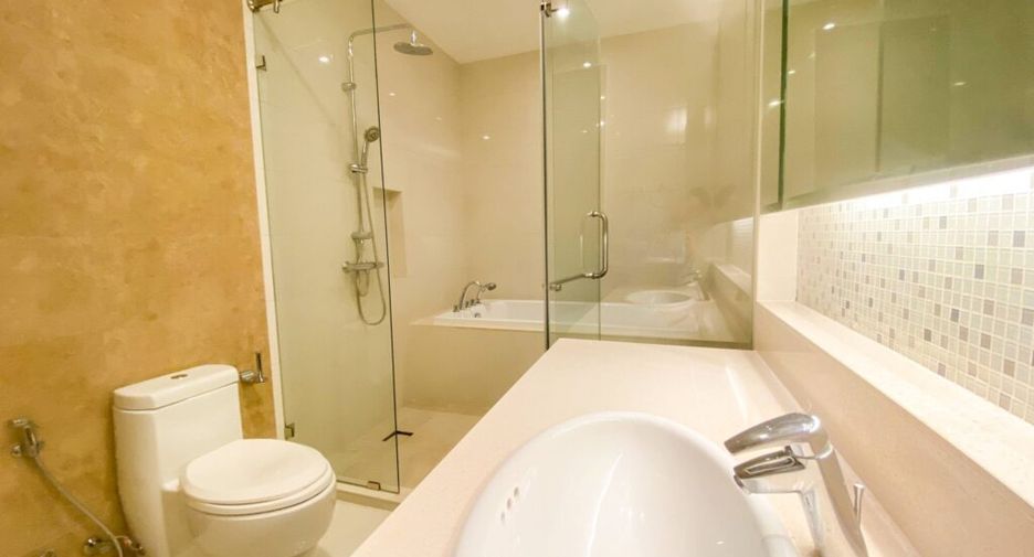 For rent 3 bedrooms condo in Khlong Toei, Bangkok