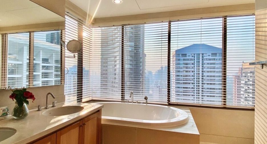 For rent 3 bedrooms condo in Khlong Toei, Bangkok
