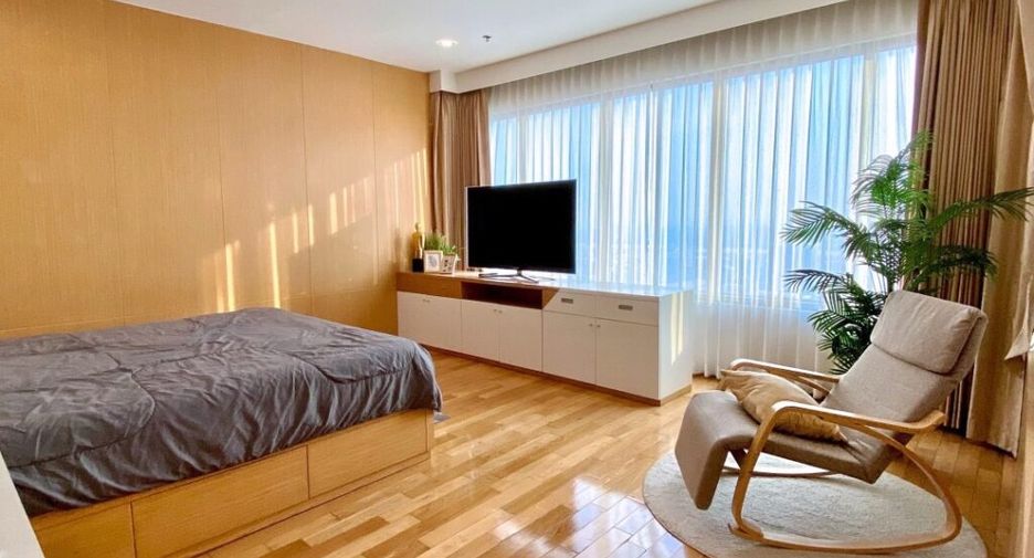 For rent 3 bedrooms condo in Khlong Toei, Bangkok