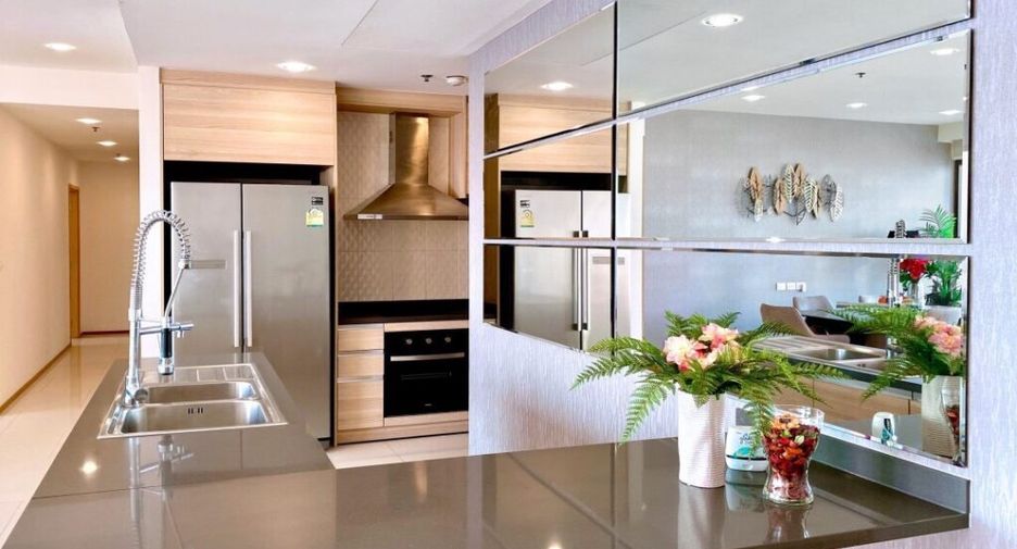 For rent 3 bedrooms condo in Khlong Toei, Bangkok