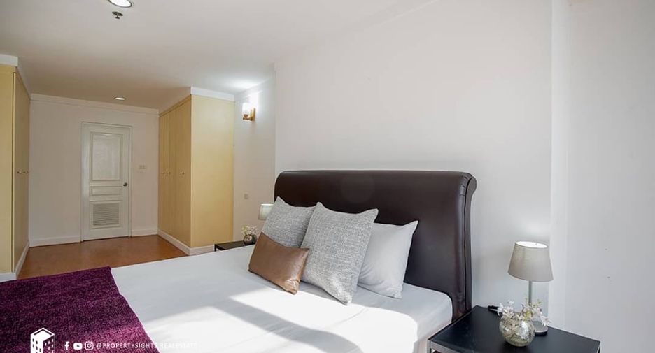 For rent 3 bedrooms condo in Khlong Toei, Bangkok