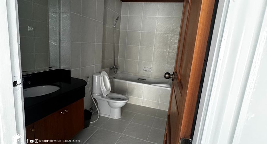 Condo en alquiler de 3 habitaciones en Watthana, Bangkok