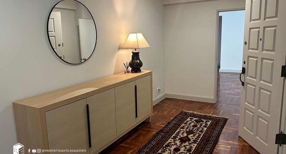 Condo en alquiler de 3 habitaciones en Khlong Toei, Bangkok