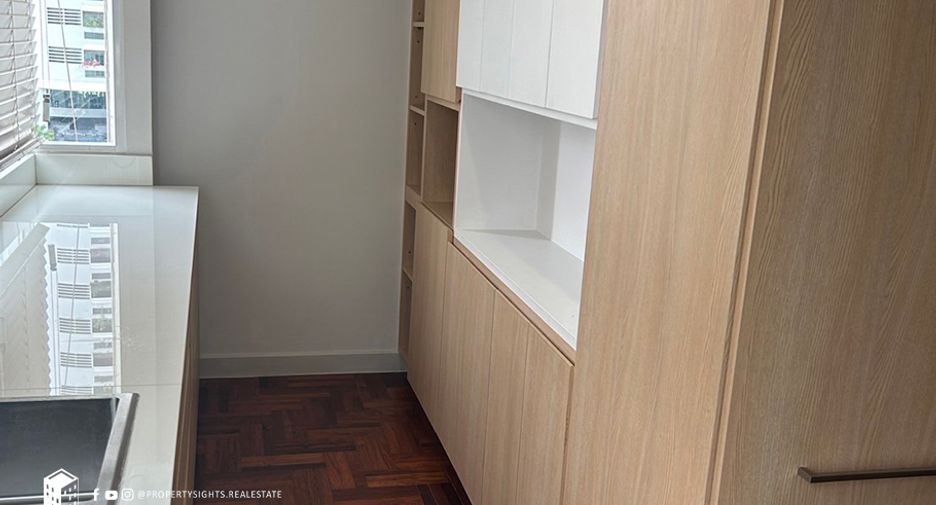 Condo en alquiler de 3 habitaciones en Khlong Toei, Bangkok