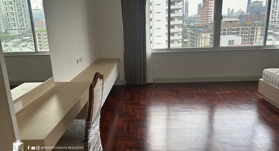 Condo en alquiler de 3 habitaciones en Khlong Toei, Bangkok