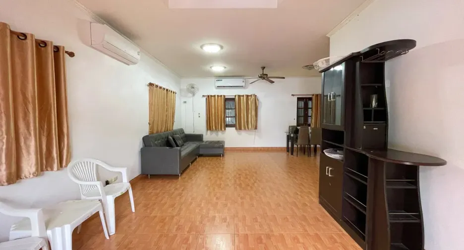 For rent and for sale 4 bedrooms villa in Bang Lamung, Chonburi