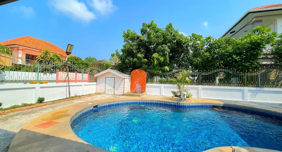 For rent and for sale 4 bedrooms villa in Bang Lamung, Chonburi