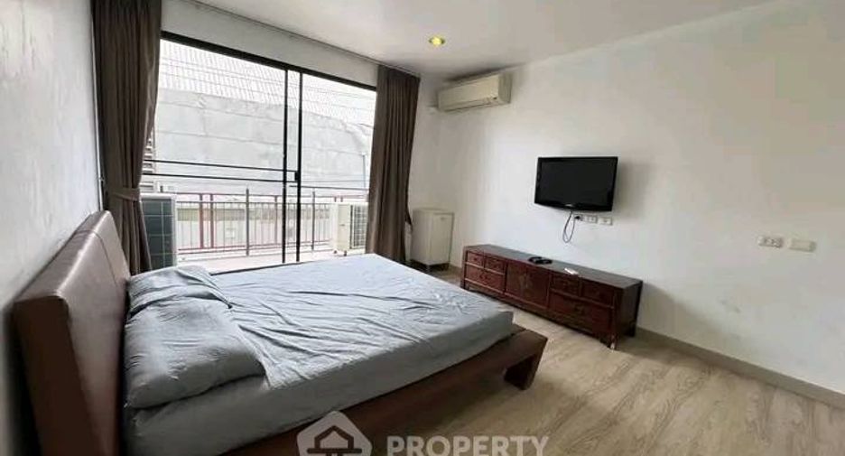For rent 2 bedrooms condo in Huai Khwang, Bangkok