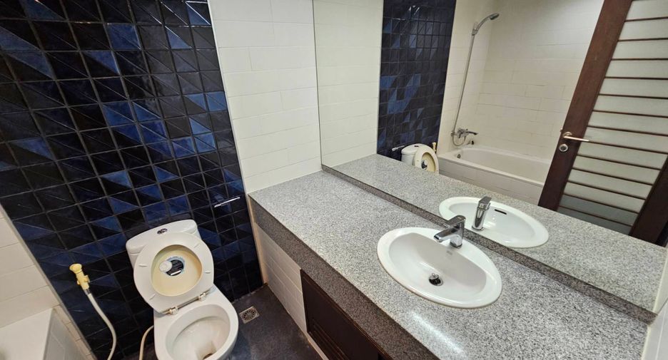 For rent 2 bedrooms condo in Khlong Toei, Bangkok