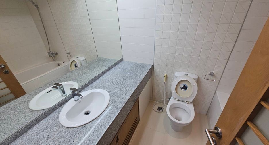 For rent 2 bedrooms condo in Khlong Toei, Bangkok