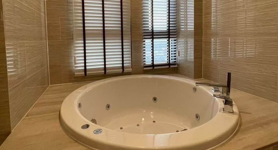 For rent 4 bedrooms condo in Bang Na, Bangkok