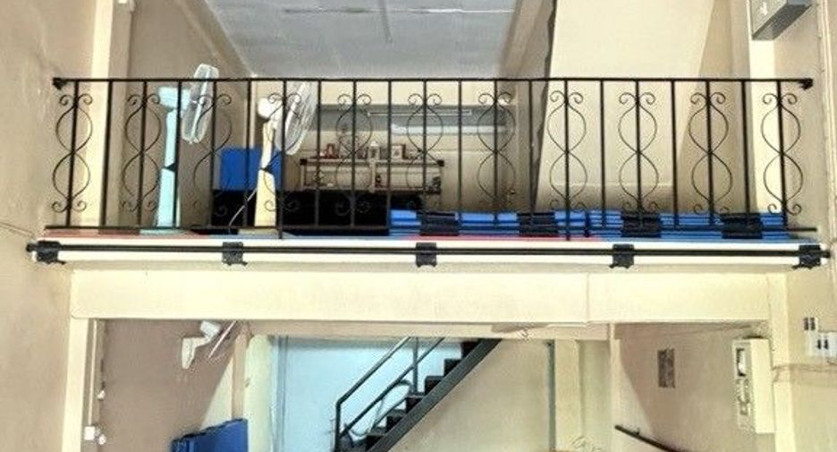 Casa adosada en venta y en alquiler de 3 habitaciones en Prawet, Bangkok