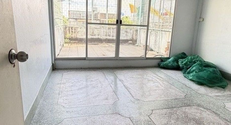 Casa adosada en venta y en alquiler de 3 habitaciones en Prawet, Bangkok