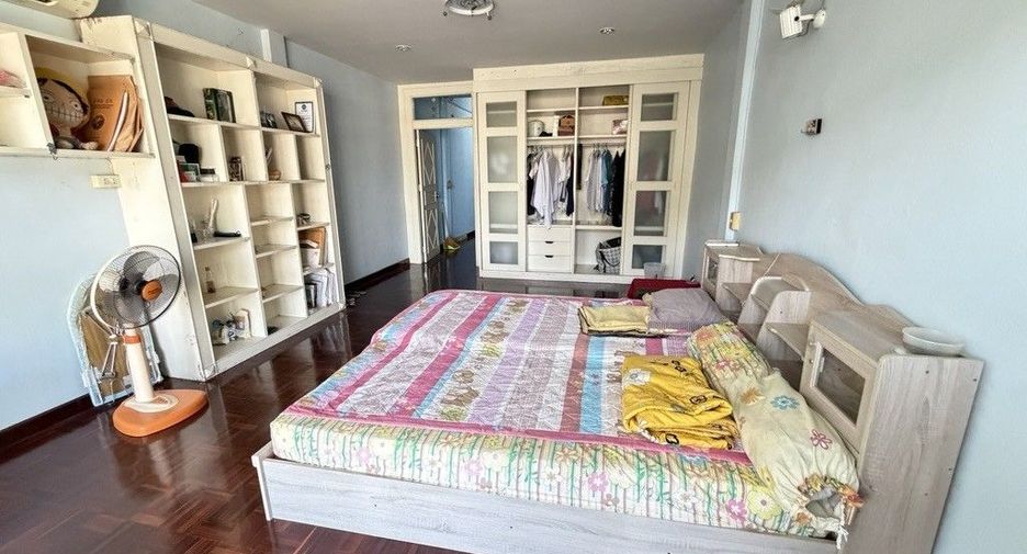 Casa adosada en venta y en alquiler de 3 habitaciones en Prawet, Bangkok