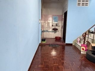 Casa adosada en venta y en alquiler de 3 habitaciones en Prawet, Bangkok