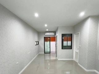 Casa adosada en venta de 3 habitaciones en Prawet, Bangkok