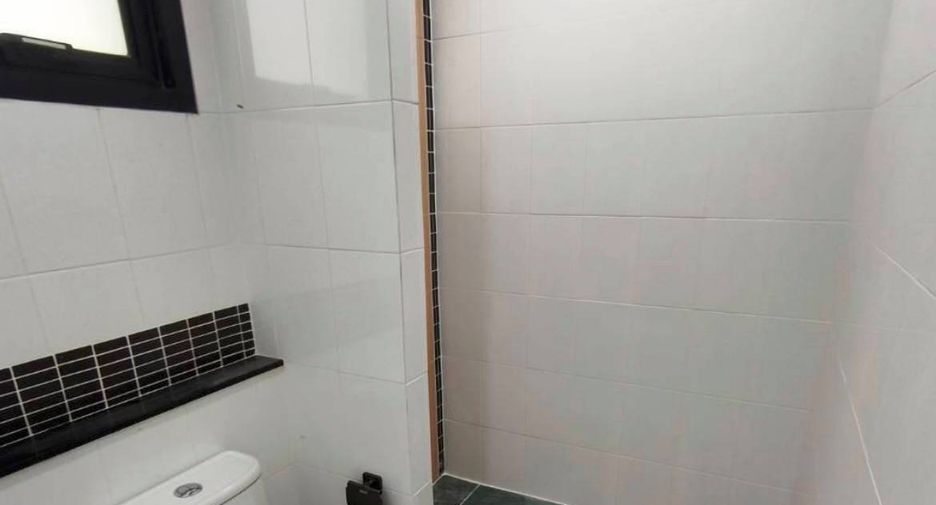 Casa adosada en venta de 3 habitaciones en Prawet, Bangkok