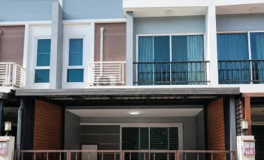 Casa adosada en alquiler de 3 habitaciones en Bang Phli, Samut Prakan