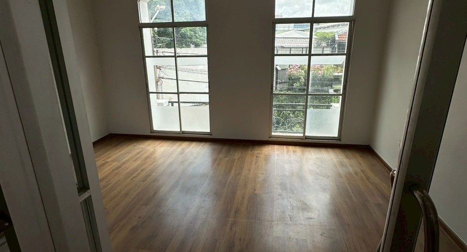 Casa adosada en venta de 3 habitaciones en Chatuchak, Bangkok