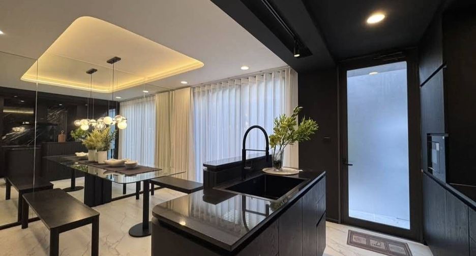 Casa en venta de 3 habitaciones en Lat Phrao, Bangkok