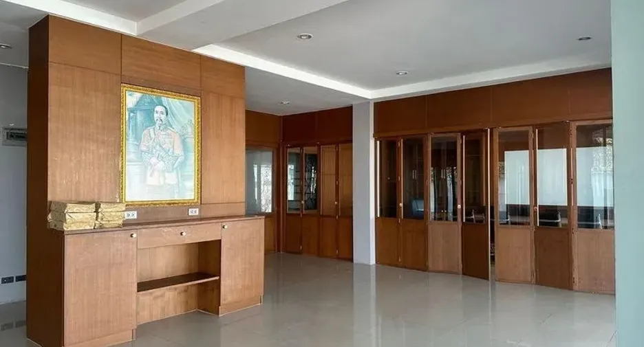 For rent 3 bedrooms office in Mueang Samut Prakan, Samut Prakan