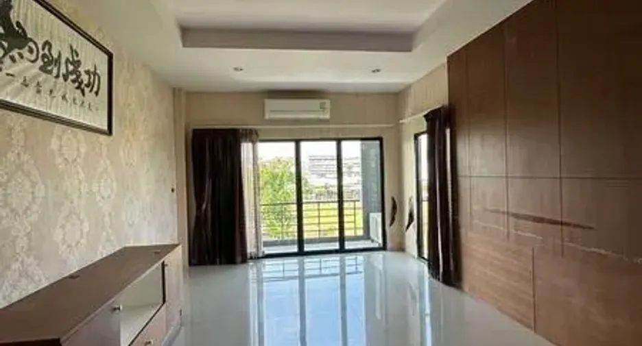 For rent 3 bedrooms office in Mueang Samut Prakan, Samut Prakan