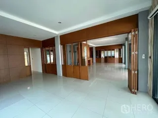 For rent 3 bedrooms office in Mueang Samut Prakan, Samut Prakan