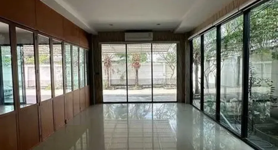 For rent 3 bedrooms office in Mueang Samut Prakan, Samut Prakan