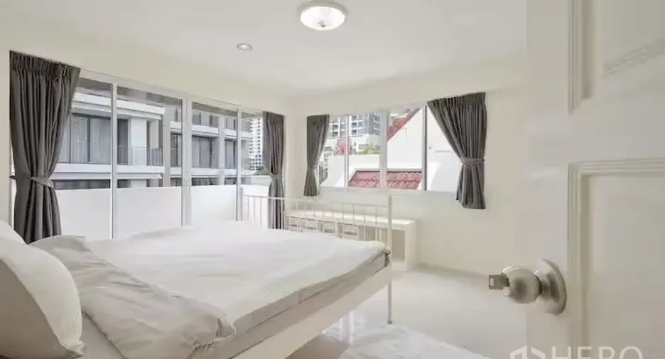 For rent 5 bedrooms house in Watthana, Bangkok