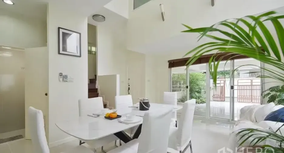 For rent 5 bedrooms house in Watthana, Bangkok