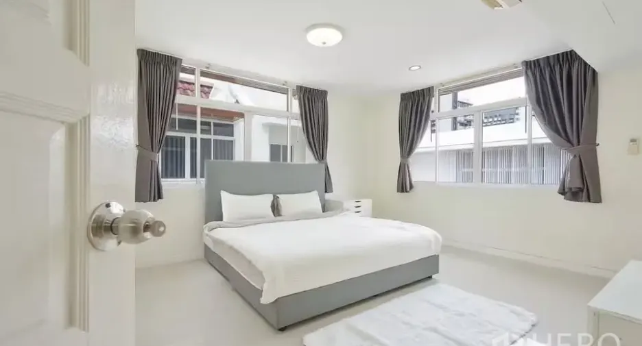 For rent 5 bedrooms house in Watthana, Bangkok