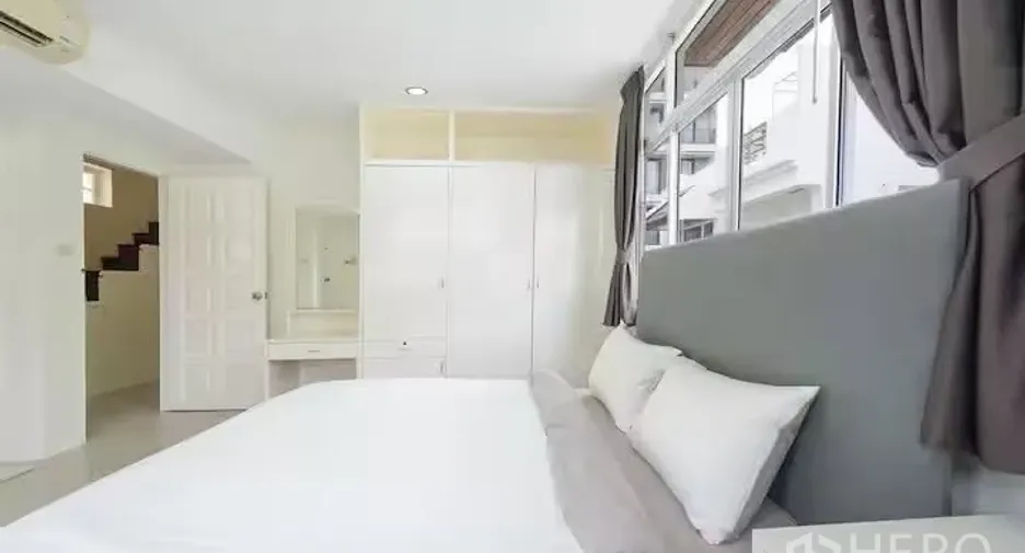 For rent 5 bedrooms house in Watthana, Bangkok