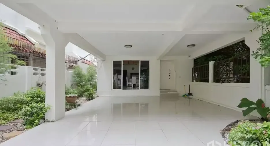 For rent 5 bedrooms house in Watthana, Bangkok